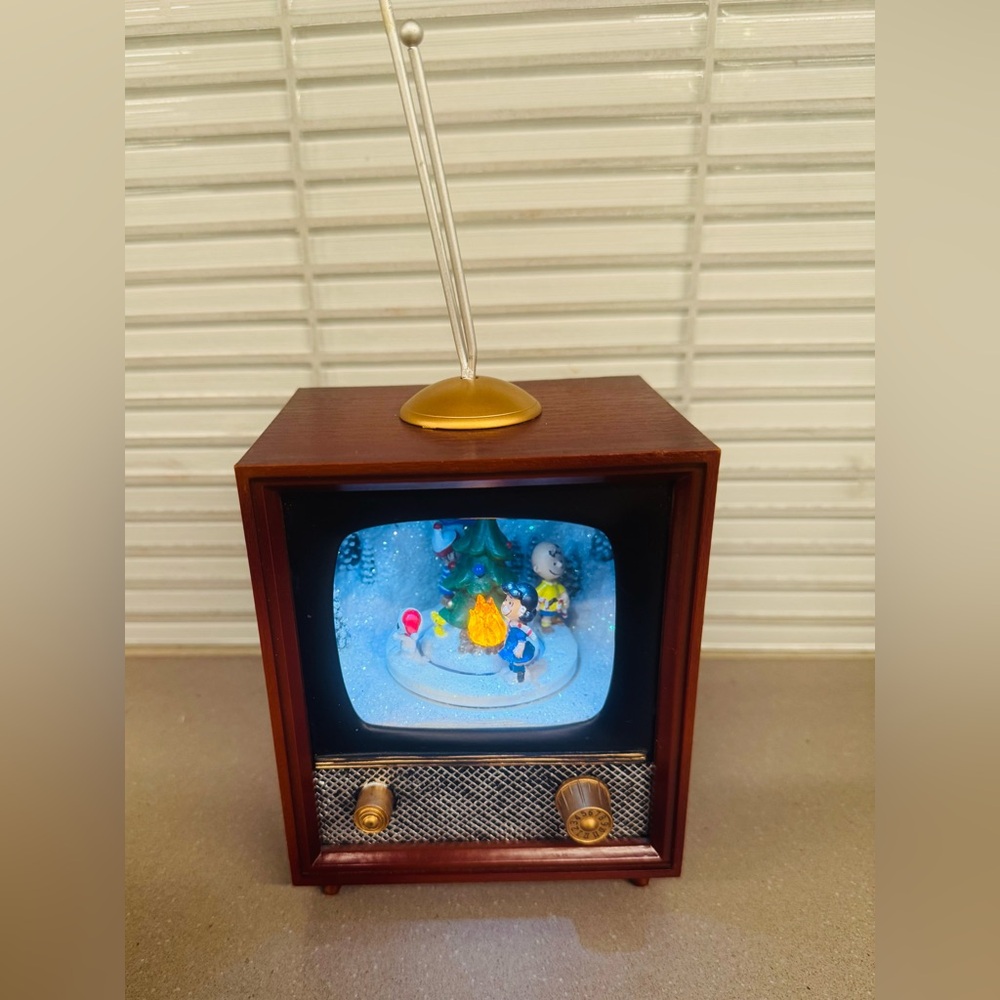TV Peanuts Music Box Playing Christmas Carols,